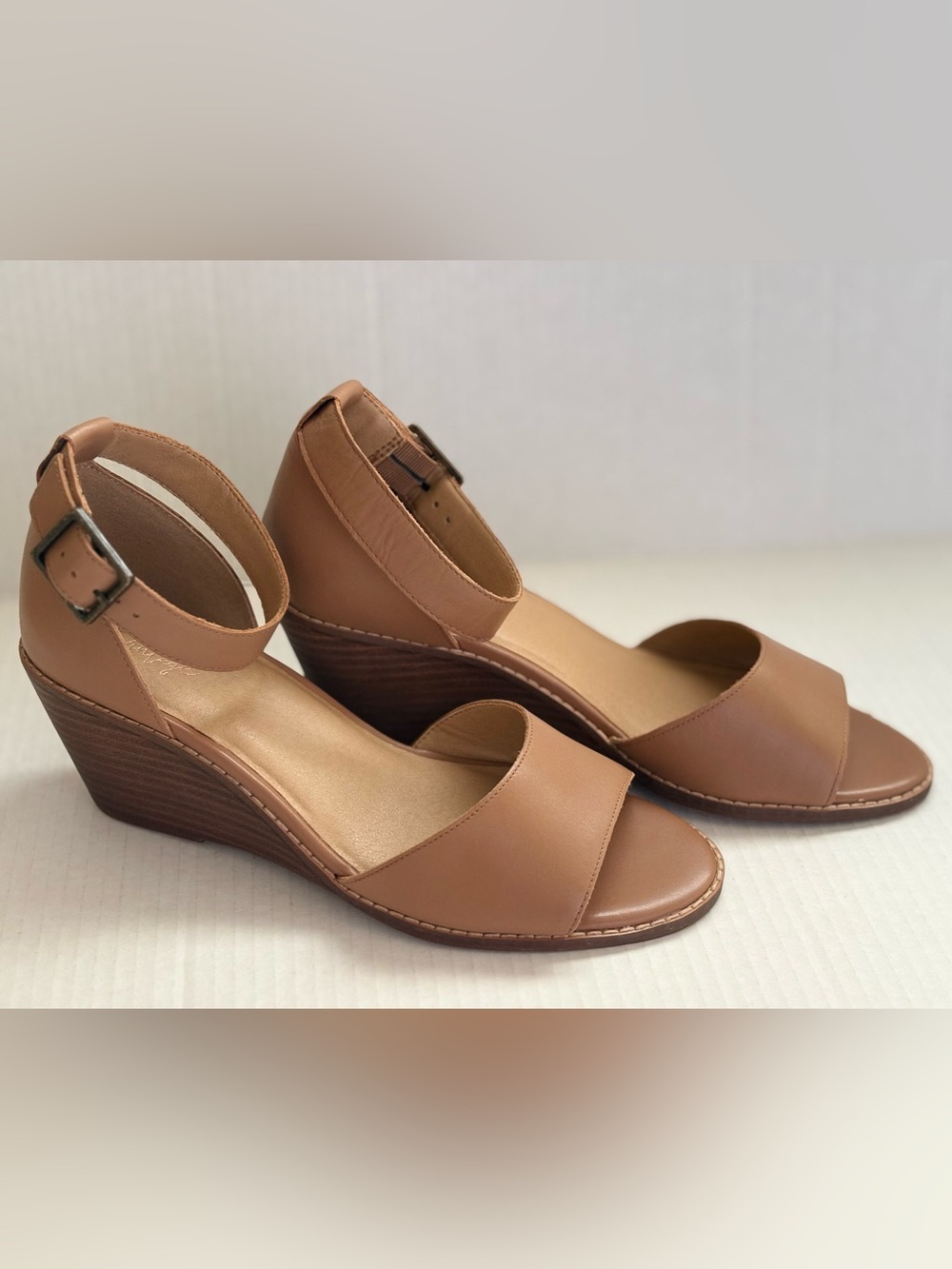 Crown Vintage Women’s Leather Tan Wedge Sandals with Ankle Strap Size 8.5 M